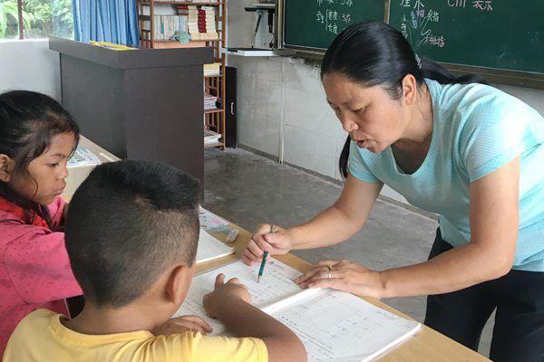張老師，教育領(lǐng)域的璀璨新星閃耀教育界的光輝典范