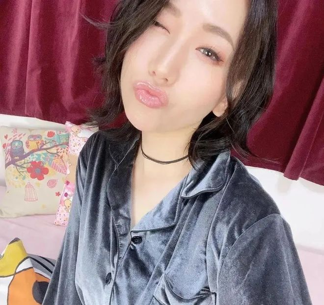 小巷深處的浪漫邂逅，佐山愛在愛情電影網(wǎng)中的故事