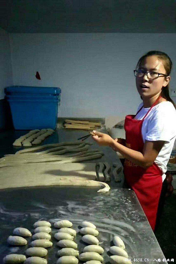 革新烘焙工藝，引領(lǐng)行業(yè)新潮流，最新烤面筋機(jī)亮相！