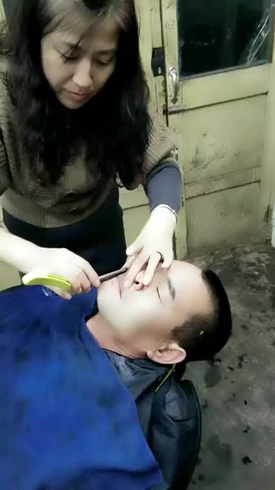 女人刮臉最新視頻，時(shí)尚美容新趨勢(shì)揭秘